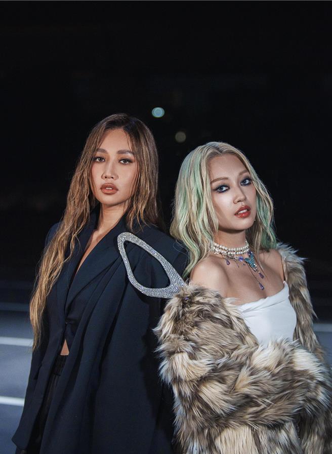 A-Lin(左)與琟娜合唱R＆B單曲〈糾結重啟〉獲好評。（谷優娛樂提供）