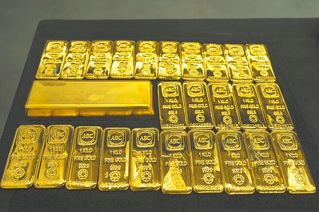 一块1公斤的金砖要价330万元，抱六块就能在新北买到一间房。图／美联社