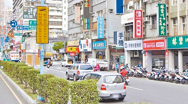 新北市警察局为提升交通执法量能，逐年增设科技执法设备，全市已设置154处科技执法设备。（本报资料照片）