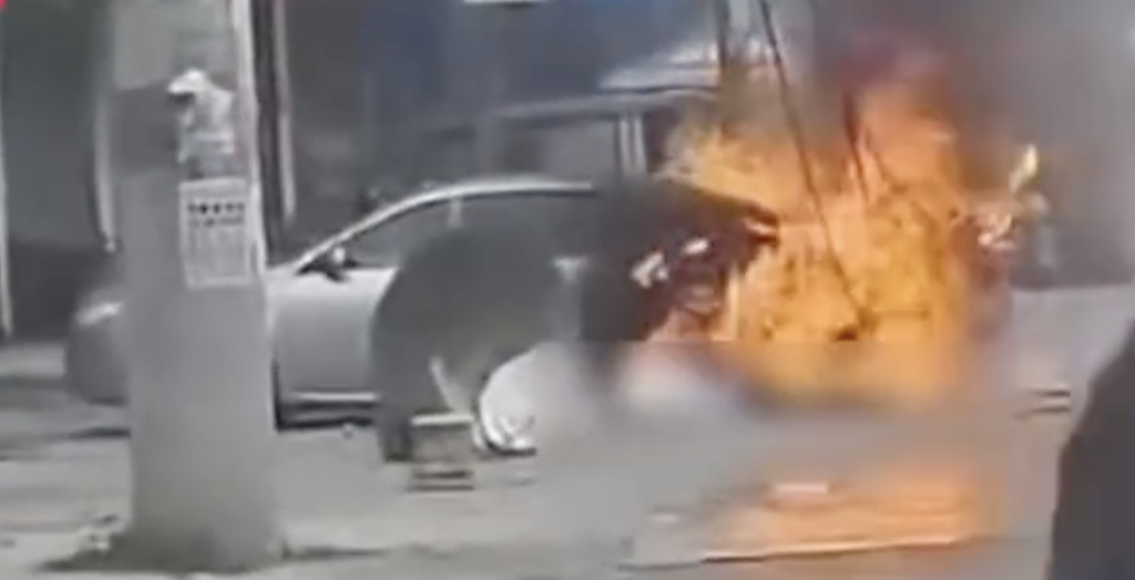 路旁轎車被燒成一團火球。（圖／微博）