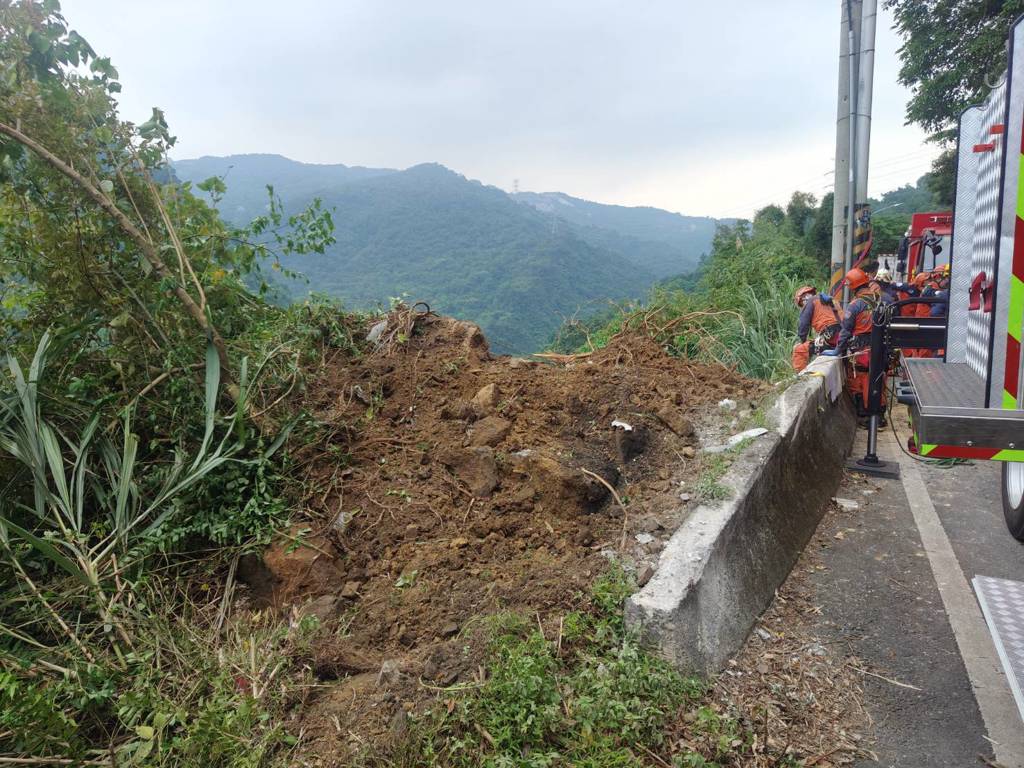 一輛大貨車行經新店區北宜公路18.3公里處時，突然失控衝向對向車道，猛烈撞擊路邊號誌燈後，整輛車衝破護欄，翻落25米深山谷。（圖警方提供／簡銘柱翻攝）