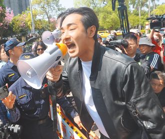 閩南狼再爆八炯抹紅鍾明軒 數千青鳥嗆賣友求榮：有比大罷免重要？