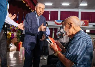 李棟樑慰訪屏東榮家 關懷送暖