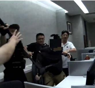 影》揚言揭發寺方不法！男持刀闖佛寺遇國手偵查隊長 下場出爐