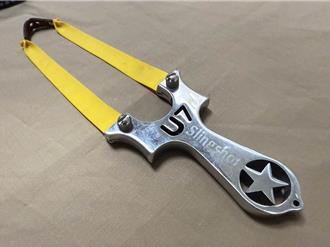 乌日豪宅大楼落地窗陆续遭射破 竟是男子练习强力弹弓