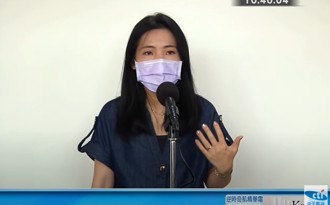 影》昨舌戰綠委...徐巧芯今自爆確診  戴口罩現身致歉接觸者