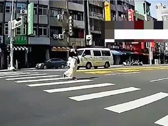 以为走伸展台？长髮女「搔首弄姿」过马路 惹怒一排右转车