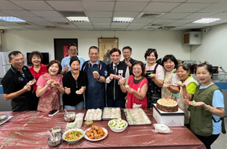 志工媽媽包上千顆水餃 暖心祝福警察爸爸「父親節快樂」