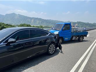 小貨車駕駛疑未注意路況 追撞等紅燈轎車釀1人傷