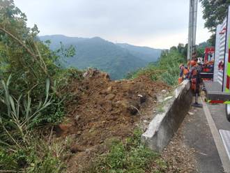 驚悚！大貨車衝對向車道墜崖  駕駛遭拋北宜公路50米深谷