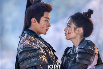 「爹系男友」丞磊霸氣單手抱　周也代兄從軍爽快復仇