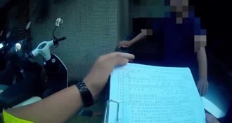 醉骑微电车遇警心虚逃 10公尺狼狈自摔！下场惨了