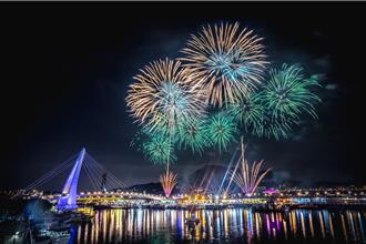 淡水漁人碼頭煙火登場！淡海輕軌部分停駛 藍海線加密班次