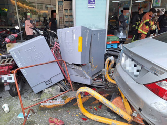 影》三重警匪追逐戰！詐團拒捕開賓士狂撞　3警掛彩