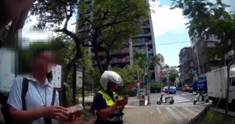 假投資真詐財！北市警「鷹眼」識破車手 公園驚見25萬贓款