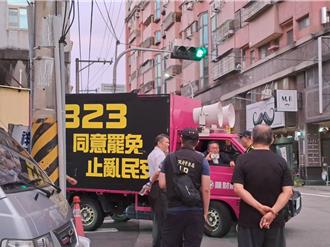 罷免宣傳車行經江啟臣造勢晚會   僵持30分鐘警方勸離