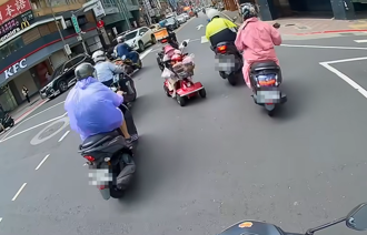 前方集體煞車！超狂移動神主牌現身 霸氣穿越台北街頭