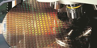 晶片100％关税震撼》重税挥棒 半导体业忧喜参半