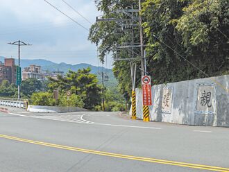 暖暖水源路塞爆 試辦假日禁右轉