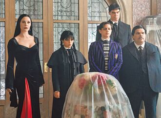 《星期三》凱薩琳讚Z世代演員