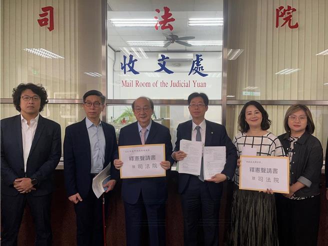 立法院民进党团柯建铭总召、党团干事长吴思瑶、党团书记长陈培瑜，及立委锺佳滨、沈伯洋陪前往司法院递状。（中时资料照，林伟信摄）