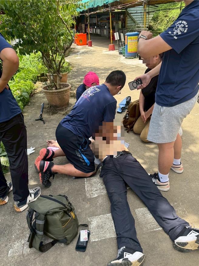 8日中午12时许，73岁陈姓男子，攀登桃园市龙潭石门山登山步道突失去意识倒地，送医宣告不治。（翻摄照片）