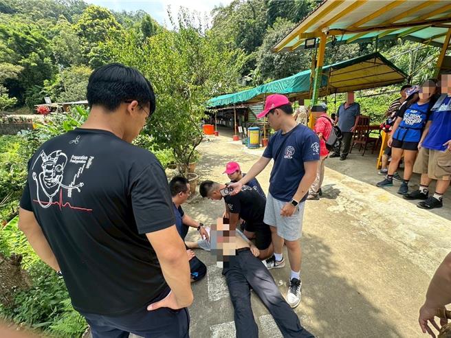 8日中午12时许，73岁陈姓男子，攀登桃园市龙潭石门山登山步道突失去意识倒地，送医宣告不治。（翻摄照片）