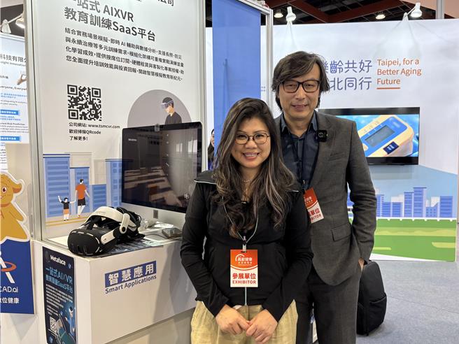 林煒（右）和女友Cora一起創業打拚。（林奕如攝）