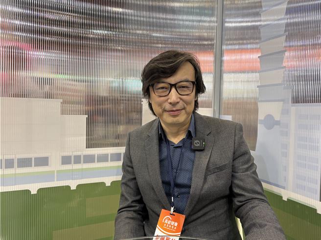 林煒一頭飄逸的長髮，改變以往造型。（林奕如攝）