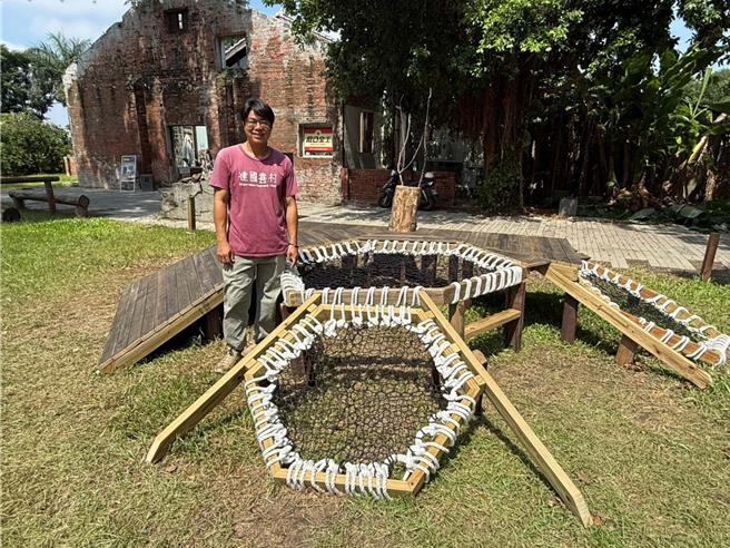 云林县虎尾镇建国眷村「眷村营运管理中心」为扩大社会参与感，发起「工作假期」活动，8日完成休憩平台工程。（张朝欣摄）