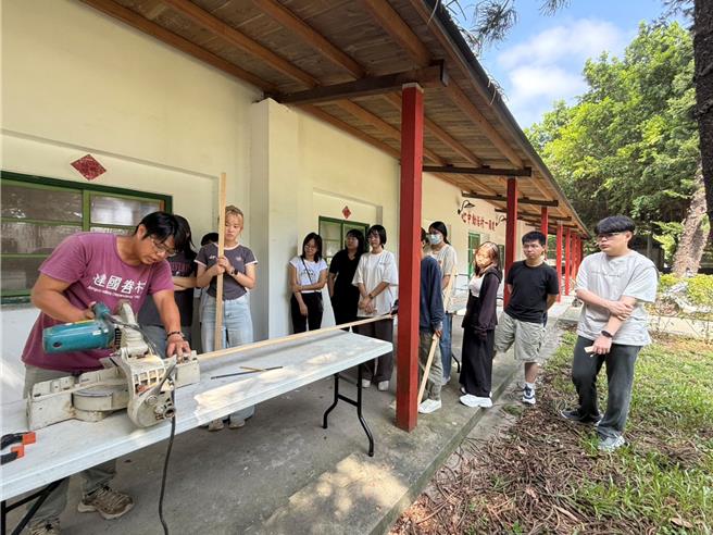 云林县虎尾镇建国眷村「眷村营运管理中心」为扩大社会参与感，发起「工作假期」活动，8日完成休憩平台工程。（张朝欣摄）