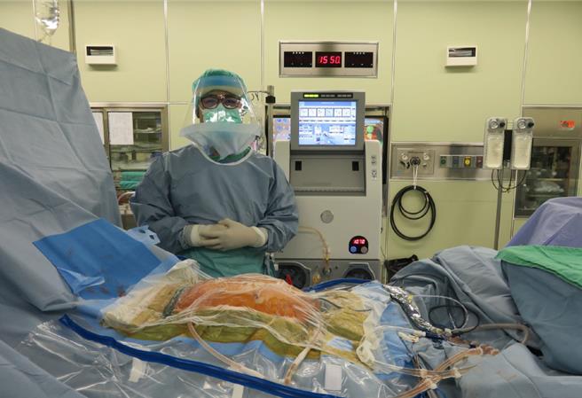 「腫瘤減積手術」及「腹腔溫熱化學治療」。（義大醫院提供／林雅惠高雄傳真）