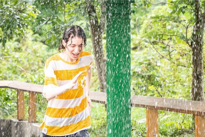 今年暑假周六，動物園在斑馬活動場旁設置「FUN雨淋」灑水區，每周六下午4時至到6時45分，每隔15分鐘降雨1次。（台北市立動物園提供／張珈瑄台北傳真）