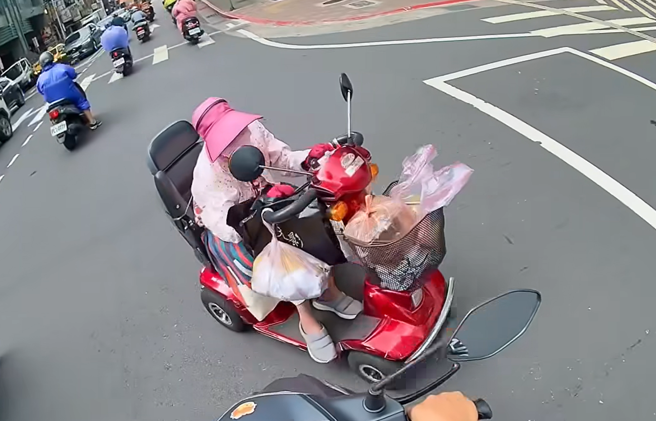 騎士於台北街頭遇到阿婆騎電輔車趴趴走。（圖／翻攝自臉書爆料公社）