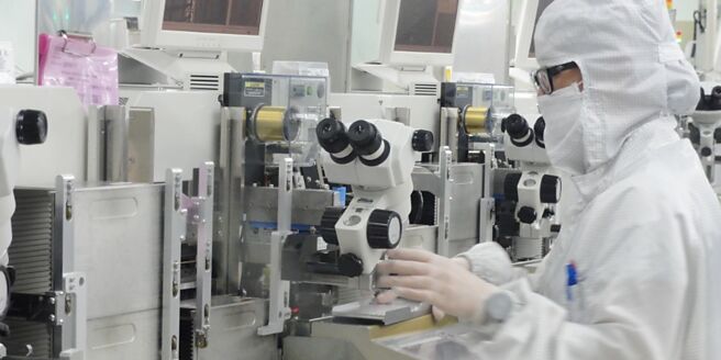 川普总统抛出对进口晶片课徵最高100％关税震撼弹，产业界认为，这将迫使全球供应链重新布局，其中台湾从硅晶圆、PCB、机构件到晶圆测试厂，正加快赴美脚步，供应链重组压力浮现。图／本报资料照片