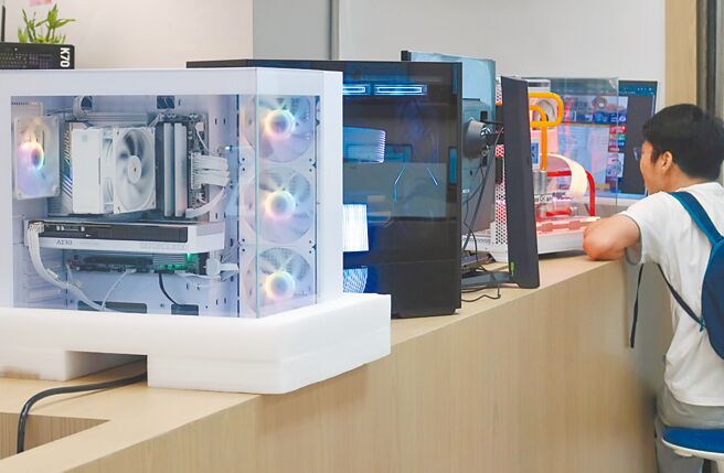 美国总统川普说，除非厂商承诺在美设厂，否则所有输美晶片、半导体将开徵100%关税。（王英豪摄）