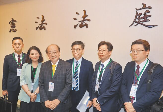 圖為立法院民進黨團5月針對《憲訴法》修正案，向憲法法庭聲請釋憲及暫時處分。（本報資料照片）