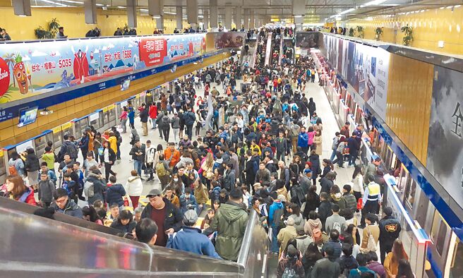 台北捷运公司经与桃园捷运公司协调后，即日起在台北车站试办轮椅互助借用机制，至于其它可转乘台铁、高铁或桃园捷运的车站，如松山站、南港站、板桥站、三重站及北门站等，原已有轮椅互助借用机制，协助旅客顺利接驳。图为台北捷运站。（丁上程摄）