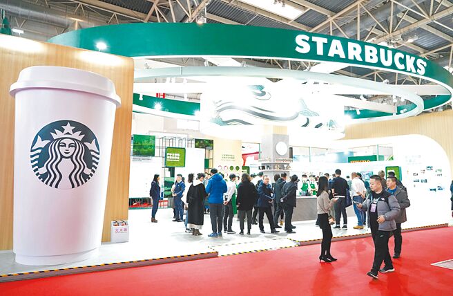 星巴克在中国第三季营收不及瑞幸的一半，将出售中国业务70％股权。图为2023年中国链博会星巴克展位。（新华社）