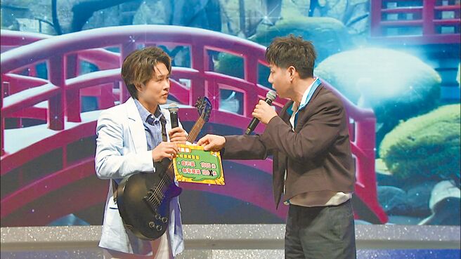 陈孟贤（左）、陈随意在节目中上演歌中剧。（中视提供）