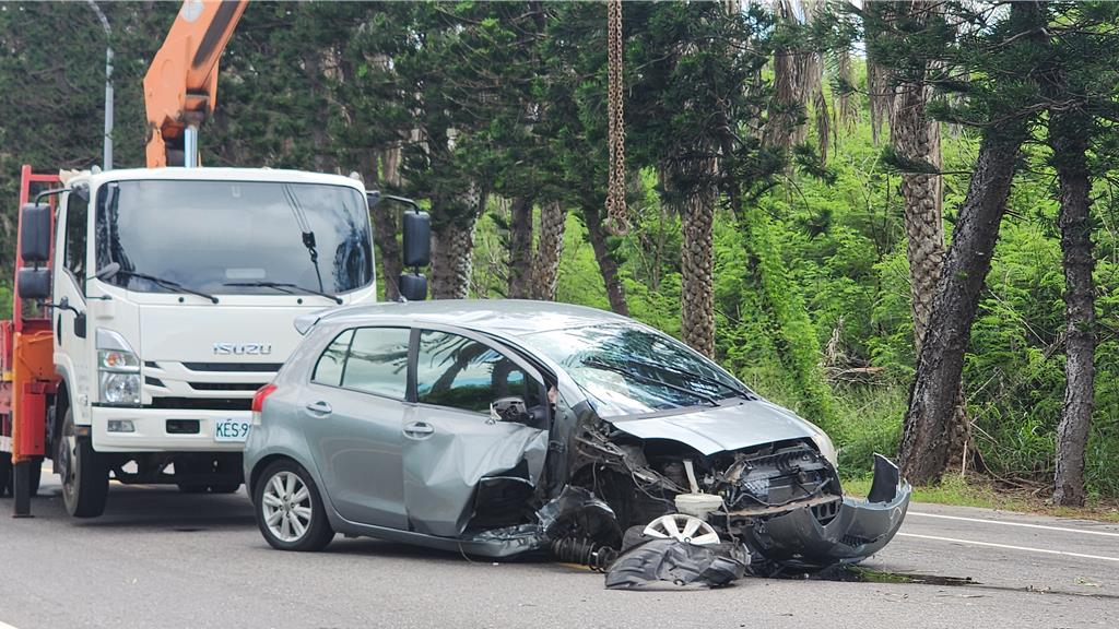 2025年8月9日澎湖縣／自小客車9日下午自撞3號縣道中西段路樹後，拋錨在馬路中間，由車主請來吊車吊離現場。（許逸民攝）
