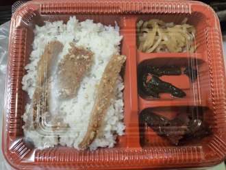 他買桃園69元佛心便當 主菜「3條排骨」 千人笑翻：根本老闆吃剩的