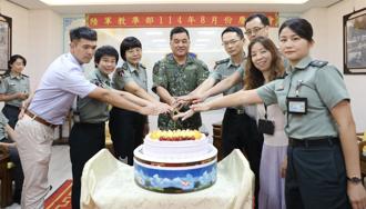 陸軍教準部感恩父職同仁 表敬意