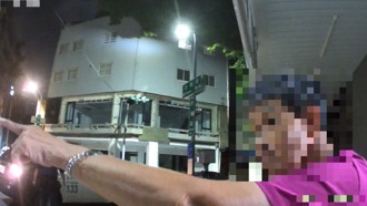 深夜獨坐便利商店座位區 阿婆突然想到了！暖警助平安歸