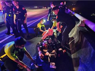 离谱双刀男劫走救护车 开上国道警围捕影片曝光