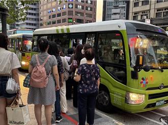 市民小巴上車「先搶先贏」多衝突 北市府評估設排隊動線可行性