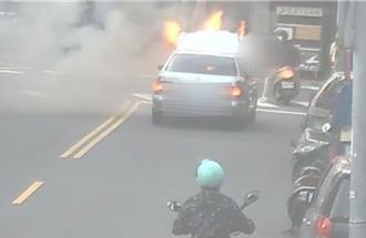 賓士等紅燈引擎蓋「冒白煙」 店家狂喊快下車大火瞬間竄燒