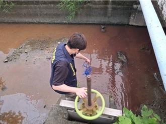 不是洗菜水！高雄大寮水渠遭染紅 冷凍食品廠恐面臨300萬重罰