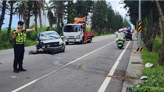 駕車自撞路樹車頭嚴重毀損 4人受輕傷送醫