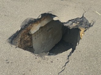 快讯》新北新庄惊见「天坑」 堆高机瞬间卡住无法动弹